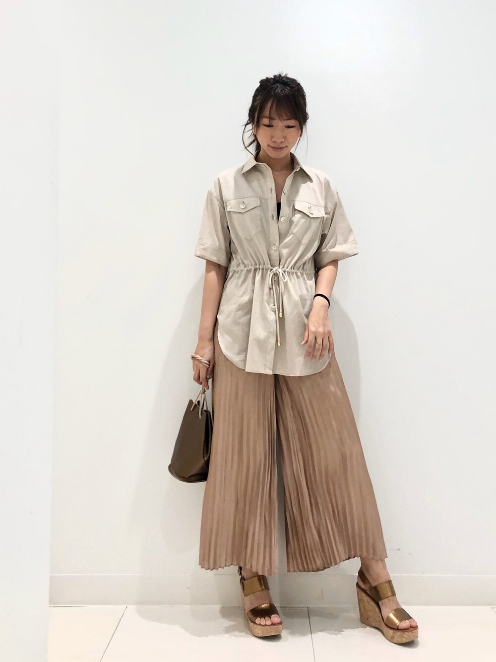 「シンプル、ナチュラル、大人コーデ、プリーツスカート、LOVELESS、パンツスタイル、春、ラフコーデ、カジュアルコーデ、オトナカジュアル」｜「LOVELESSのアイテム（パンツ、その他）」を使った、mikaさん（レディース・169cm）の春コーディネートの1枚目の写真
