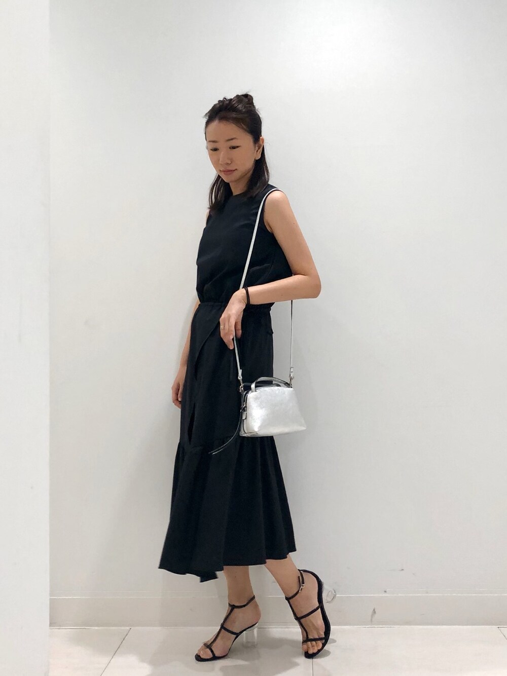 「ワンピース、シンプル、ブラック、黒、大人コーデ、LOVELESS、ロングワンピース、カジュアルコーデ、avie、オトナカジュアル」｜「GIANNI CHIARINIのGIANNI CHIARINI: ALIFA メタリック　M（ショルダーバッグ、シルバー系）」を使った、mikaさん（レディース・169cm）の春コーディネートの1枚目の写真