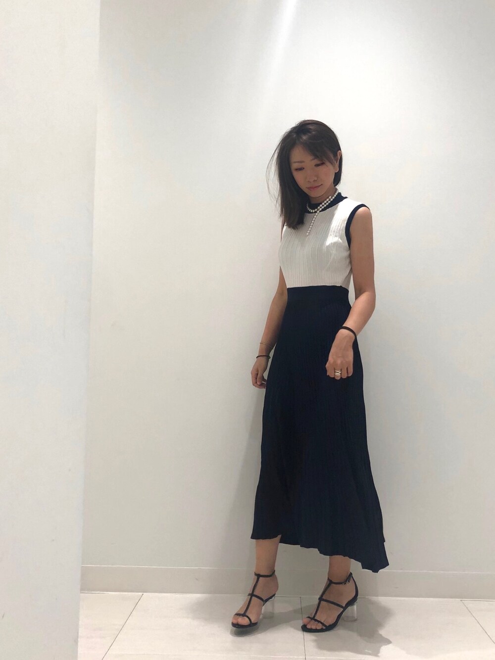 「ニット、ワンピース、ホワイト、プリーツスカート、LOVELESS、シンプルコーデ、春コーデ、カジュアルコーデ、大人ガーリー、オトナ女子」｜「LOVELESSのブロッキングニットドレス（ワンピース、ブルー系）」を使った、mikaさん（レディース・169cm）の春コーディネートの1枚目の写真