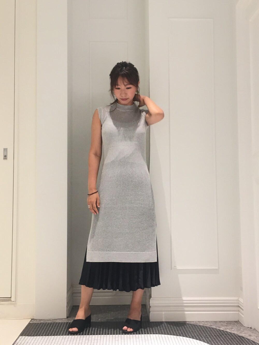 「ニット、夏、大人カジュアル、休日スタイル、LOVELESS、リラックススタイル、シンプルコーデ、シースルー、ゆるコーデ、おうちファッション」｜「LOVELESSの【LOVELESS×otona MUSE】シアー ニットドレス（ワンピース、シルバー系）」を使った、mikaさん（レディース・169cm）の夏コーディネートの1枚目の写真