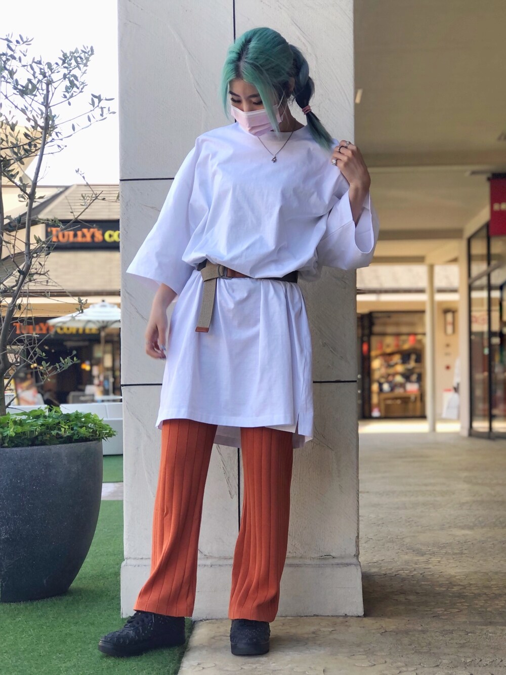 ホワイト系のTシャツ/カットソー、オレンジ系のその他パンツ、グリーン系のベルトを着用したレディースの春コーディネートの1枚目の写真
