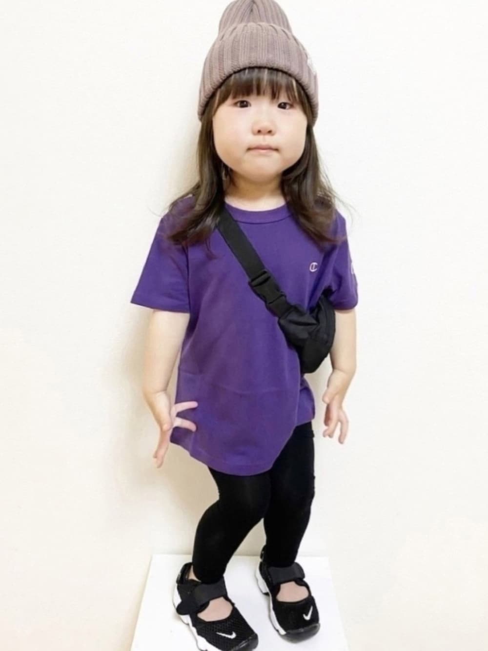 パープル系のTシャツ/カットソー、ブラック系のボディバッグ/ウエストポーチ、ブラック系のスニーカーを着用したキッズの春コーディネートの1枚目の写真
