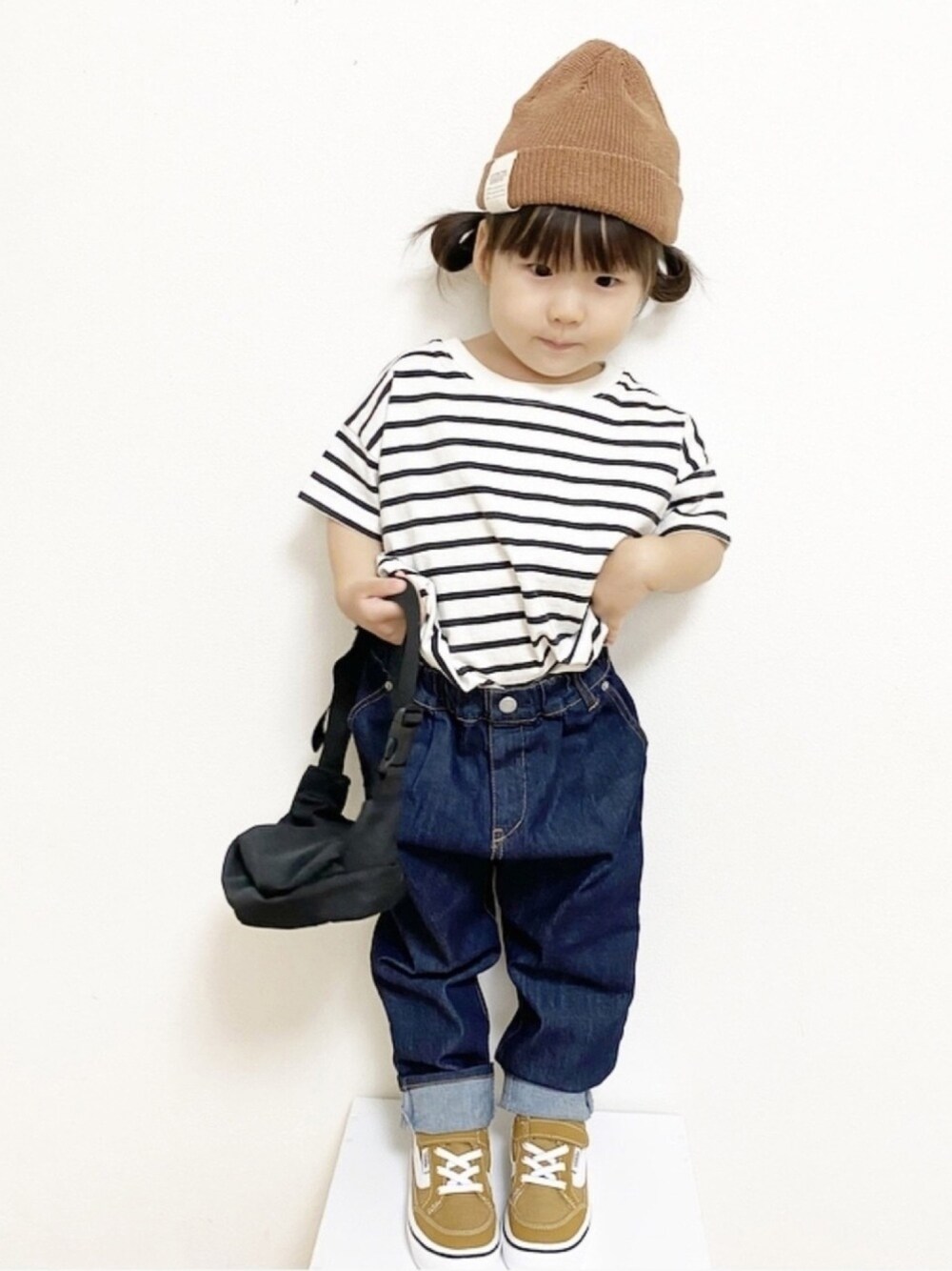 ブラック系のTシャツ/カットソー、ブルー系のデニムパンツ、ブラック系のボディバッグ/ウエストポーチを着用したキッズの夏コーディネートの1枚目の写真