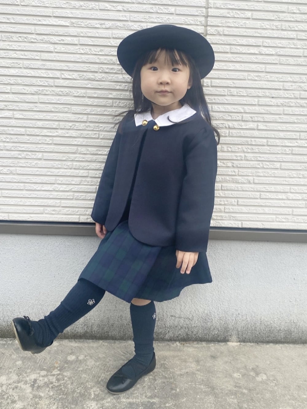 ブラック系のバレエシューズ、その他のその他を着用したキッズの春コーディネートの1枚目の写真