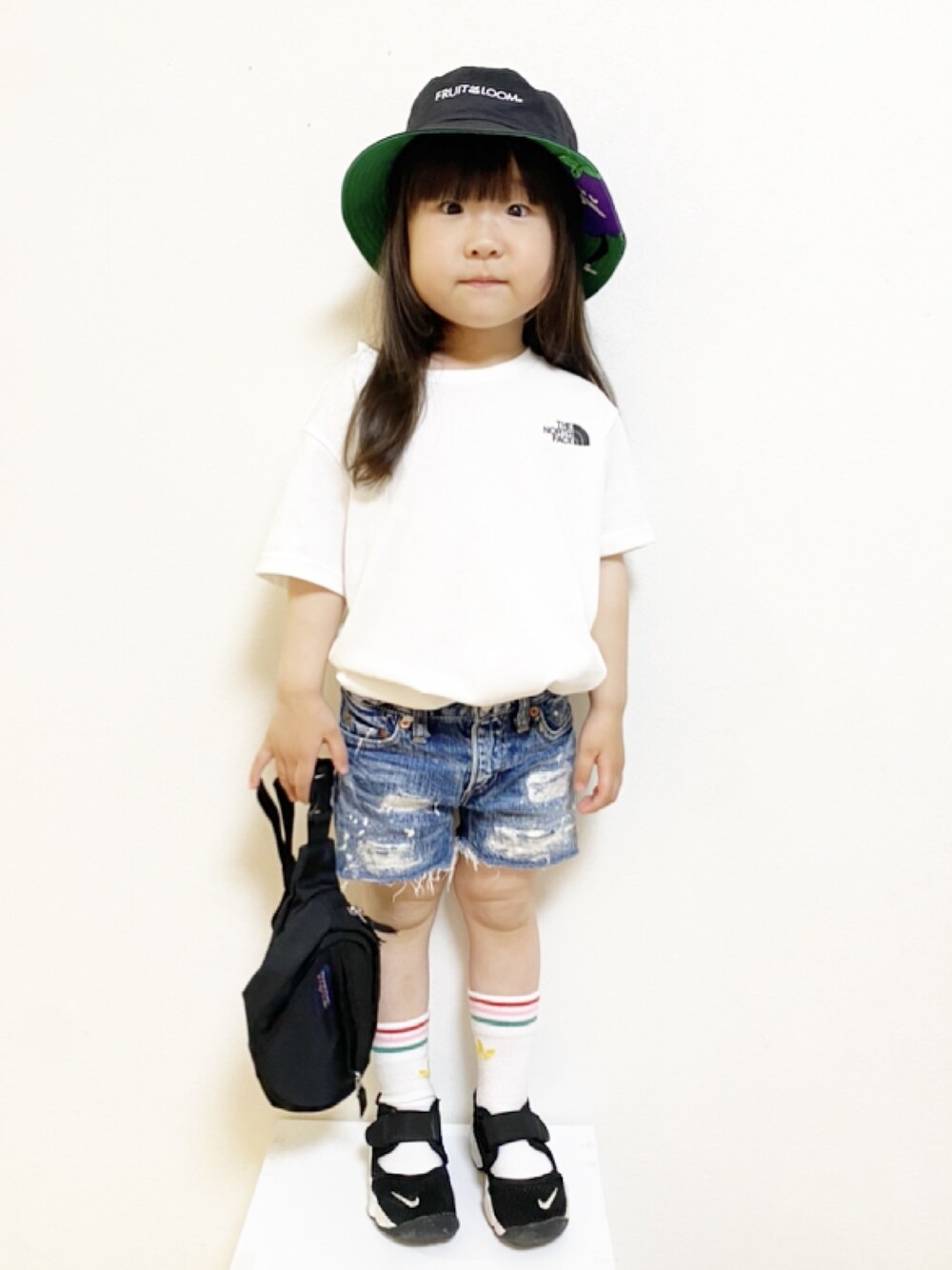 ホワイト系のTシャツ/カットソー、ブルー系のデニムパンツ、ブラック系のボディバッグ/ウエストポーチを着用したキッズの春コーディネートの1枚目の写真