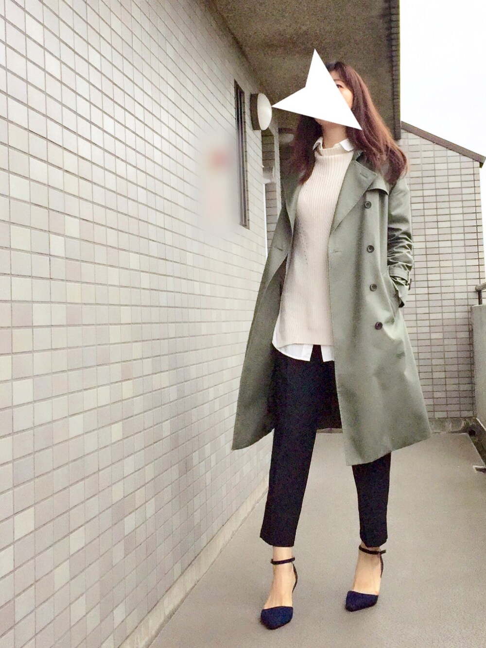 「シンプルコーデ、大人コーデ、カーキ、トレンチコート、シャツ×ニット、パンツスタイル、ワイドパンツ、パンプス、シンプル、Doシンプル部」｜「Mila Owenのチェックライナー付トレンチコート（トレンチコート、グリーン系）」を使った、☆aiai☆さん（レディース・166cm）の春コーディネートの1枚目の写真