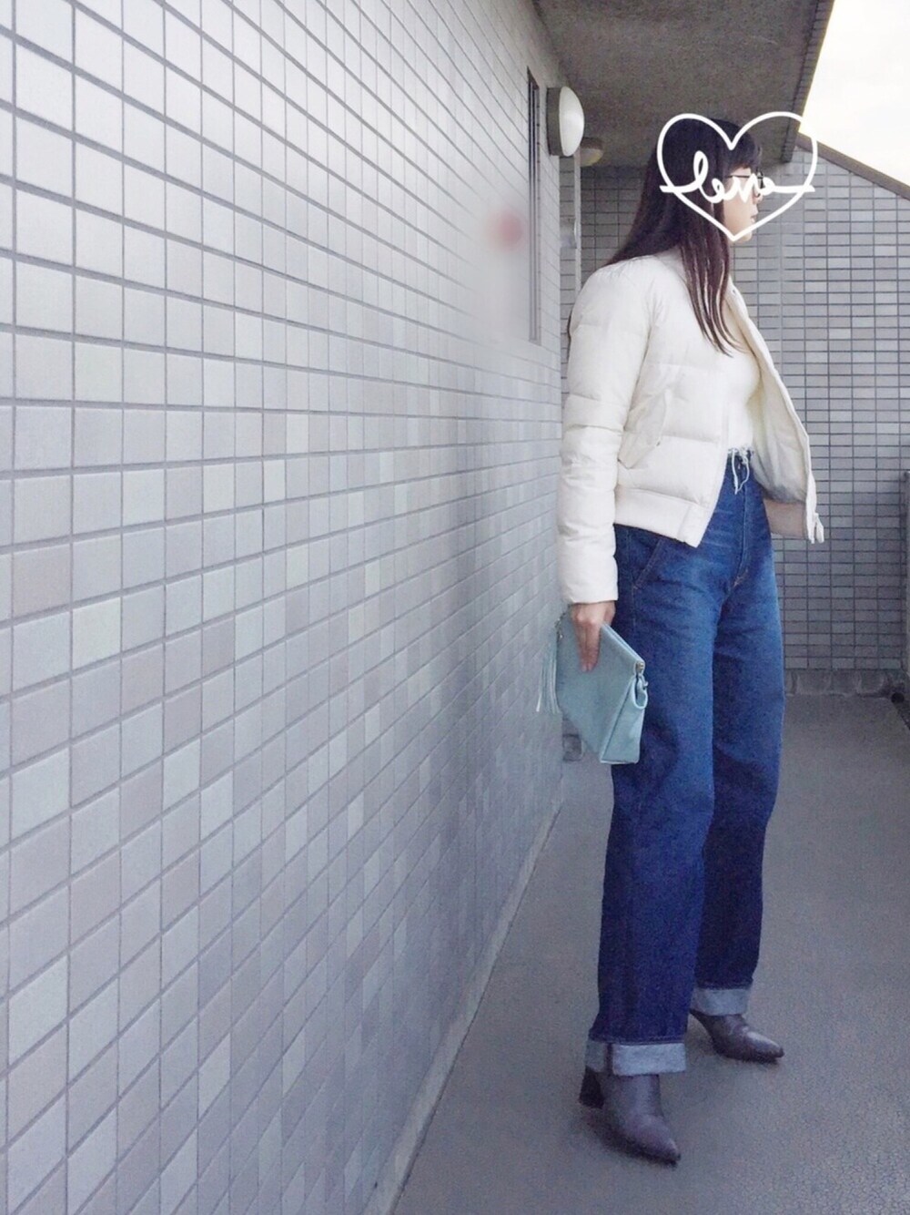 「雨の日コーデ、シンプル、カジュアル、ハイウエスト、ダウンジャケット、ワイドパンツ、denim、ホワイト、Doシンプル部、WEAR昭和部」｜「UNIQLOのアイテム（ニット/セーター、ホワイト系）」を使った、☆aiai☆さん（レディース・166cm）の春コーディネートの1枚目の写真