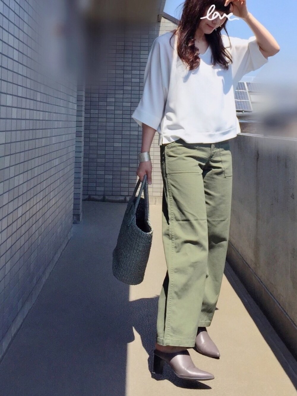 「シンプルコーデ、大人カジュアル、ワイドパンツ、秋色、白Tシャツ、チノパン、ワイドチノ、かごバッグ、Doシンプル部、WEAR昭和部」｜「UNIQLOのドレープブラウス（7分袖）（シャツ/ブラウス、ホワイト系）」を使った、☆aiai☆さん（レディース・166cm）の秋コーディネートの1枚目の写真