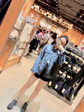 「PULL&BEAR（プルアンドベア）のアイテム（デニムジャケット、ブルー系）」を使った、睡不够的爱美丽さん（レディース）の秋コーディネート