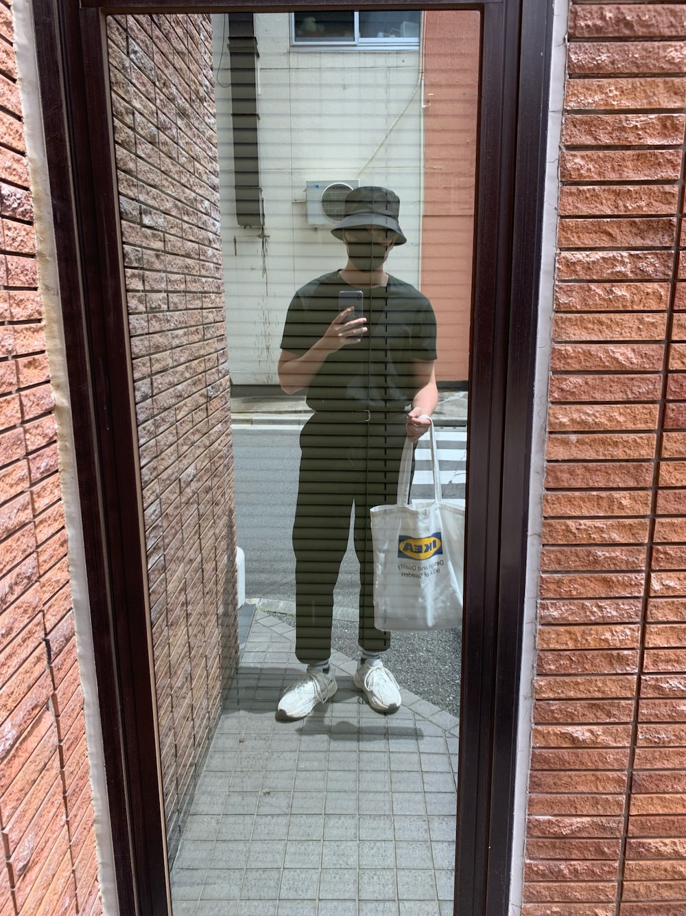 「黒、バケットハット黒、バケットハット、黒パンツ、黒Tシャツ、白スニーカー、黒髪、イケア、オールブラック、black」｜「ZARAのアイテム（Tシャツ/カットソー、ブラック系）」を使った、Charcoal manさん（メンズ・185cm）の夏コーディネートの1枚目の写真