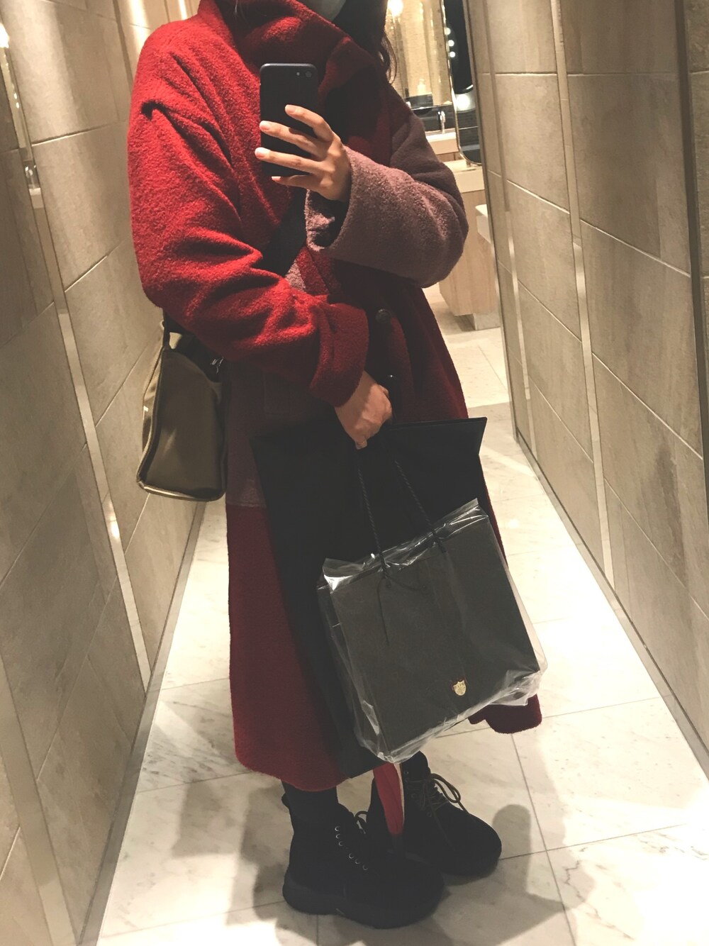 ブラック系のスニーカー、グリーン系のトートバッグを着用したレディースの春コーディネートの1枚目の写真