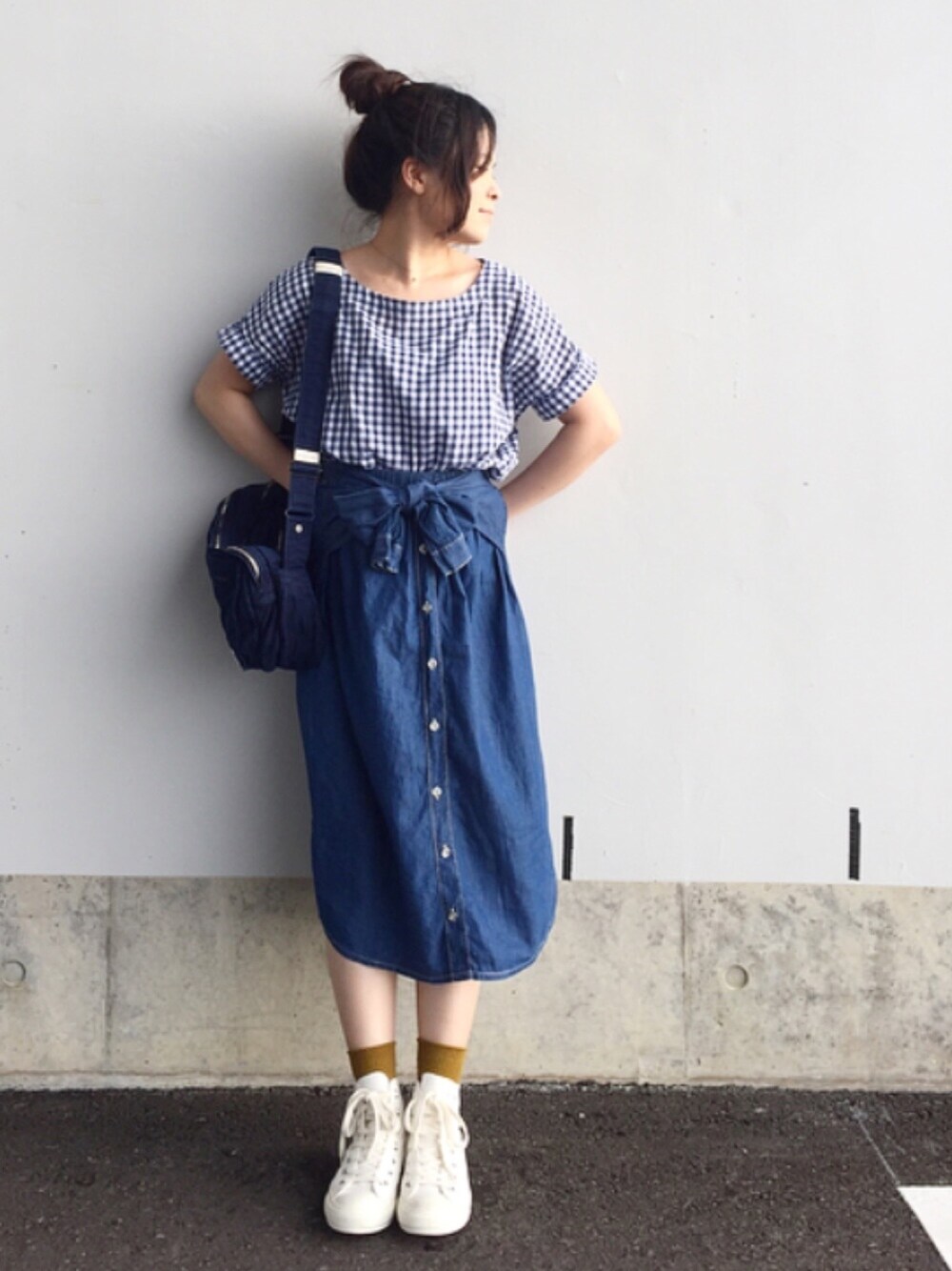 「夏コーデ、カジュアルコーデ、おだんごヘアー、ギンガムチェック、シンプル、ハイカットスニーカー、コンバース、デニムスカート、低身長」｜「MHL.の・MHL. CANVAS ALL STAR（スニーカー、ホワイト系）」を使った、ユカさん（レディース・153cm）の夏コーディネートの1枚目の写真