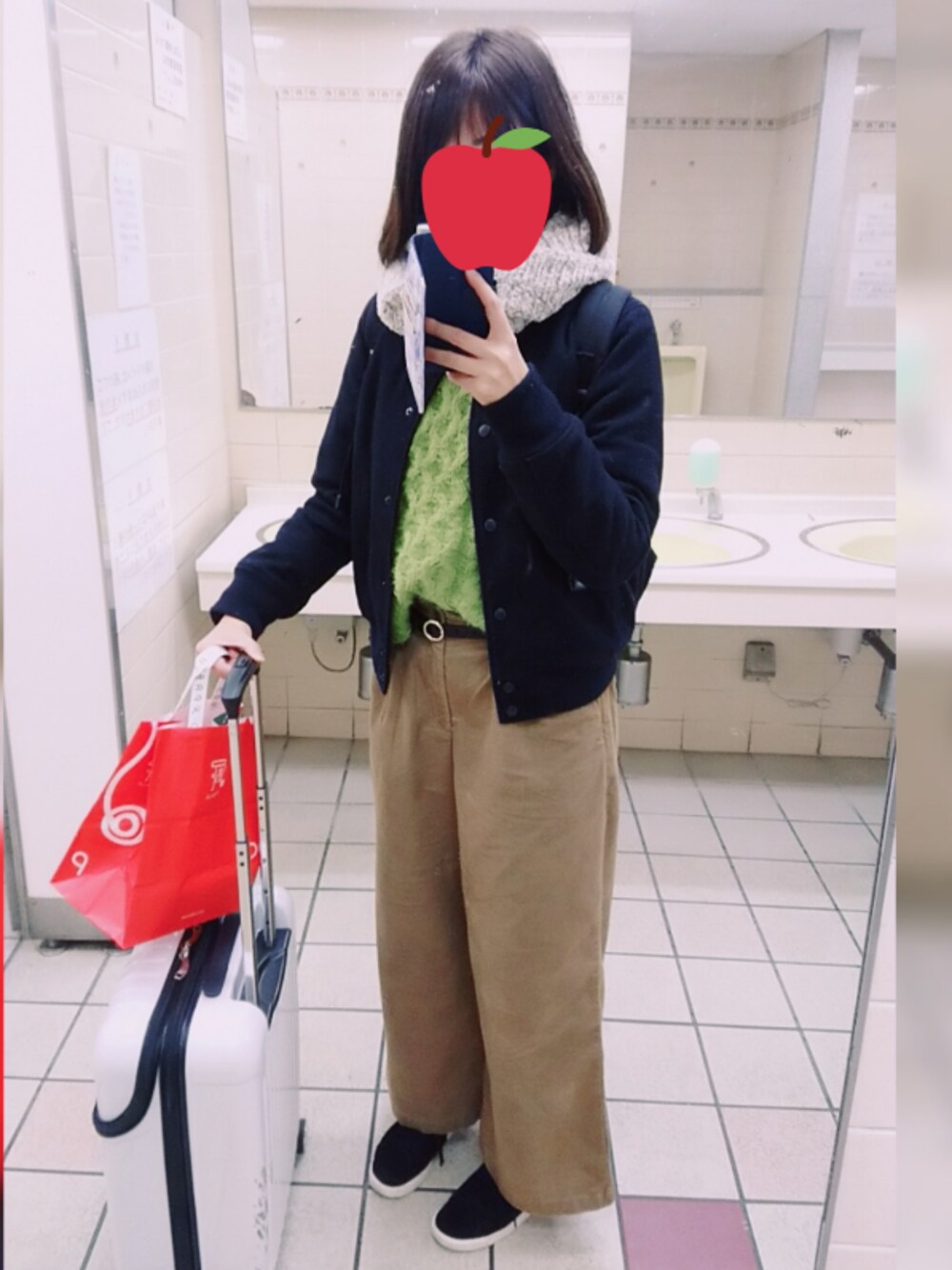 「DISCOATのアイテム（ニット/セーター、グリーン系）」を使った、ひよっこさん（レディース・163cm）の冬コーディネートの1枚目の写真