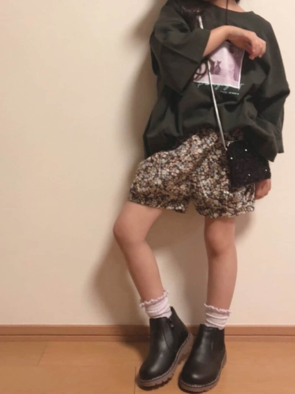 「キッズコーデ、女の子、ゆったりコーデ、オーバーサイズ」｜「repipi armarioのアソートテンシャTシャツ（Tシャツ/カットソー、ブラック系）」を使った、Pさん（キッズ・110cm）の秋コーディネートの1枚目の写真