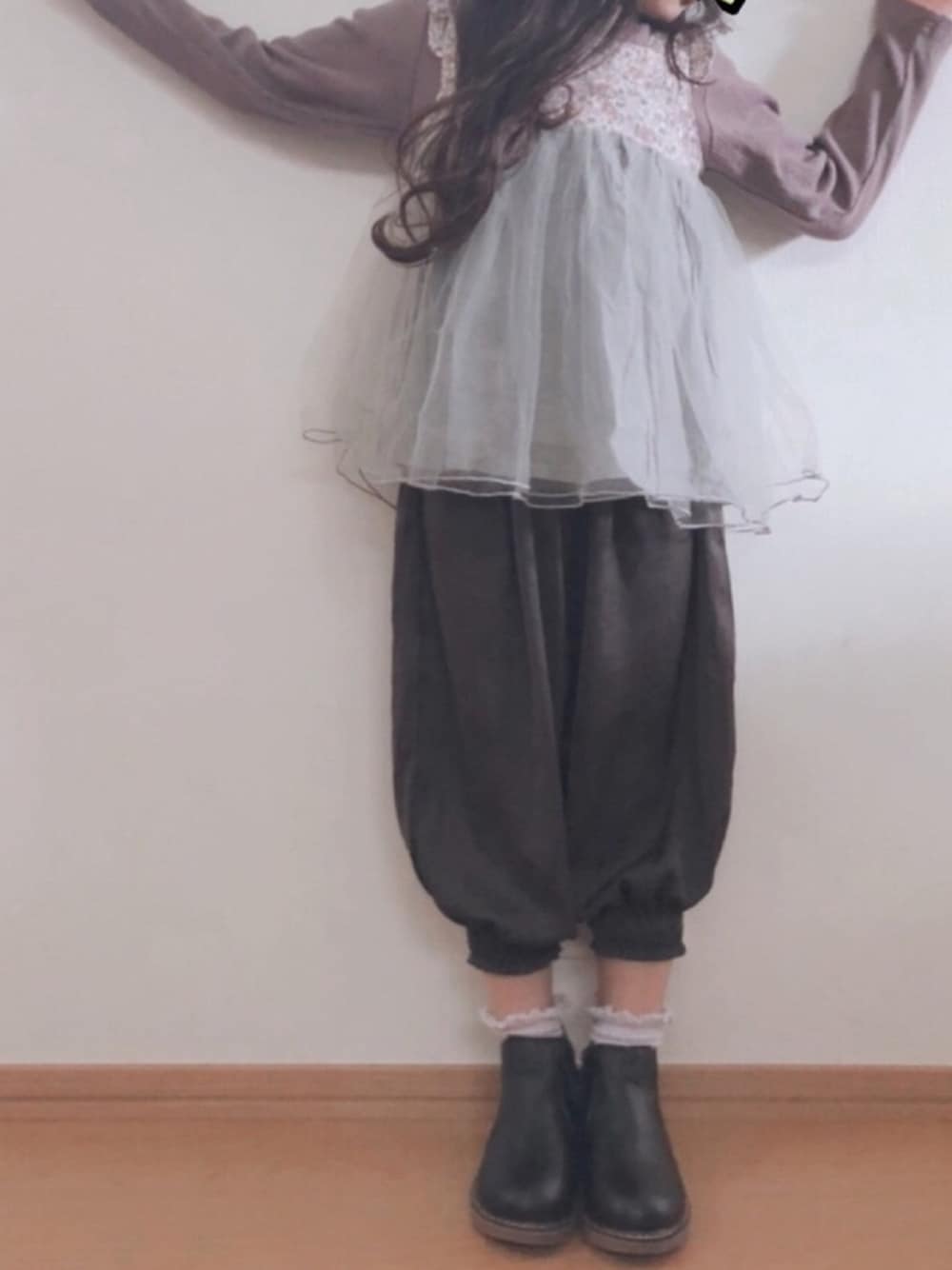 「プティマイン、チャオパニックティピー(CIAOPANIC TYPY)、バルーンパンツ、ニット帽、甘辛mix、秋のコーデ、ブーツ」｜「petit mainの花柄×チュールドッキングTシャツ（Tシャツ/カットソー、グリーン系）」を使った、Pさん（キッズ・110cm）の秋コーディネートの1枚目の写真