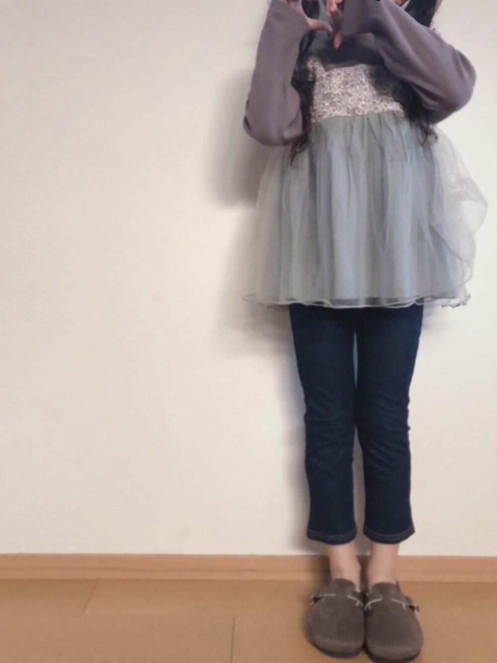 「petit main、プティマイン、チュール、小花柄、おんなのこ」｜「petit mainの花柄×チュールドッキングTシャツ（Tシャツ/カットソー、グリーン系）」を使った、Pさん（キッズ・110cm）の秋コーディネートの1枚目の写真