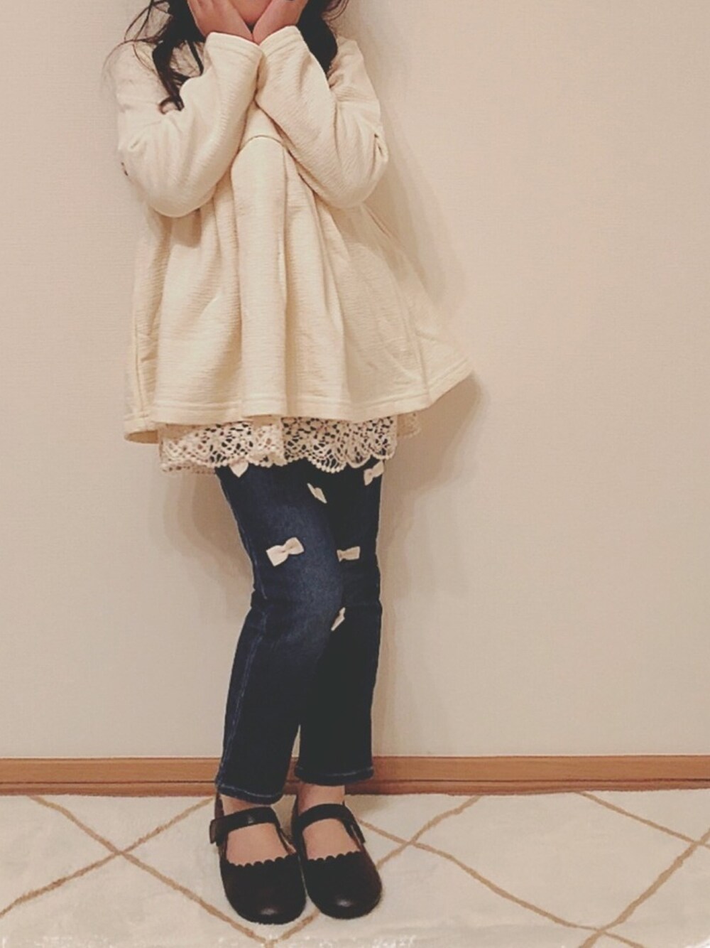 「ptite main、チュニック、レース、リボンデニム」｜「petit mainの後ろ取り外しリボン付き裾レース長袖チュニック（チュニック、ホワイト系）」を使った、Pさん（キッズ・110cm）の秋コーディネートの1枚目の写真