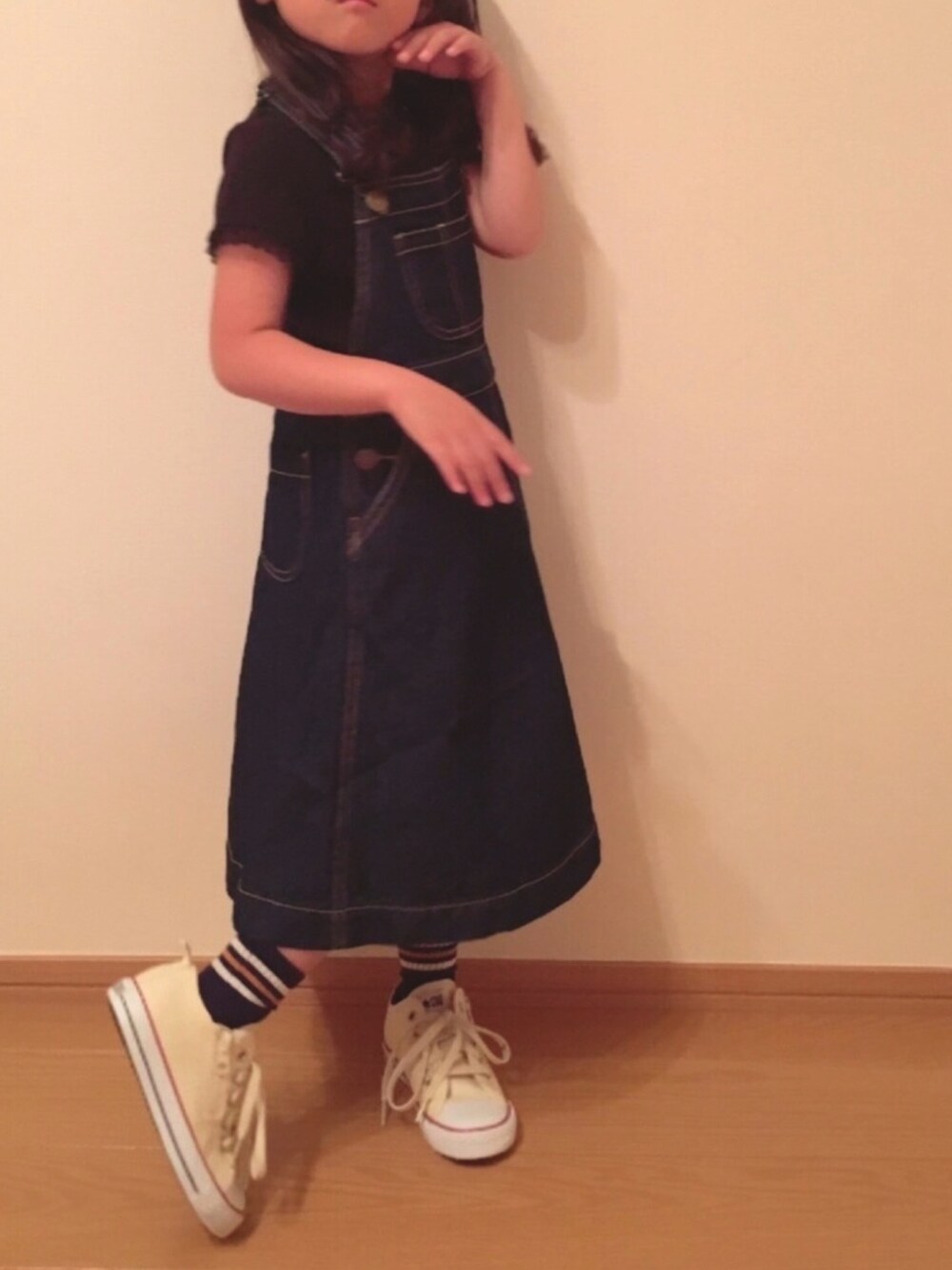 「カジュアルコーデ、デニム、ジャンパースカート、ブランシェス、petit main、5歳」｜「petit mainのチュールフリル半袖Ｔシャツ（Tシャツ/カットソー、ブラック系）」を使った、Pさん（キッズ・100cm）の秋コーディネートの1枚目の写真