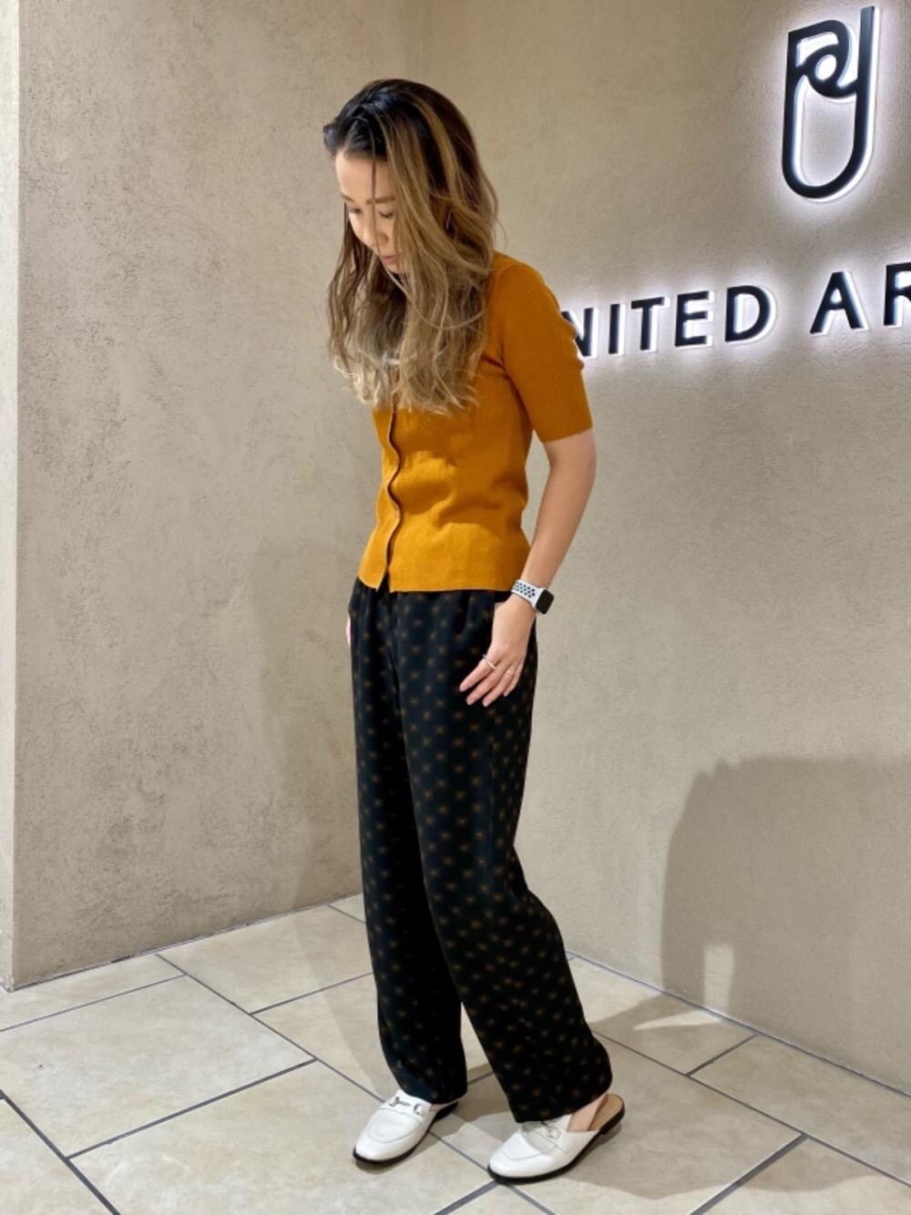 ブラウン系のカーディガン/ボレロ、ブラック系のその他パンツ、ホワイト系のその他シューズを着用したレディースの夏コーディネートの1枚目の写真