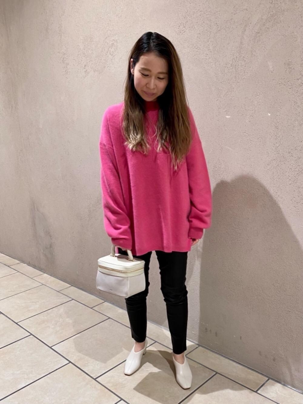 ホワイト系のパンプス、ブラック系のその他パンツ、ホワイト系のハンドバッグを着用したレディースの秋コーディネートの1枚目の写真