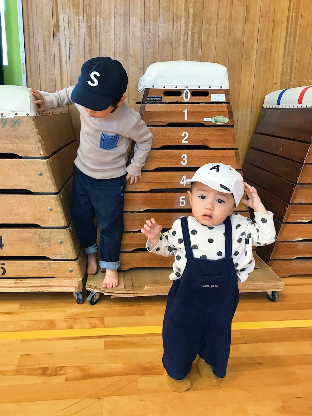 「おとこのこ、キッズファッション、男の子、やっぱりストリートが好き、6歳、1歳」｜「MARKEY'Sのアイテム（トップス、ベージュ系）」を使った、きょーさんあやさんさん（キッズ・100cm）の秋コーディネートの1枚目の写真