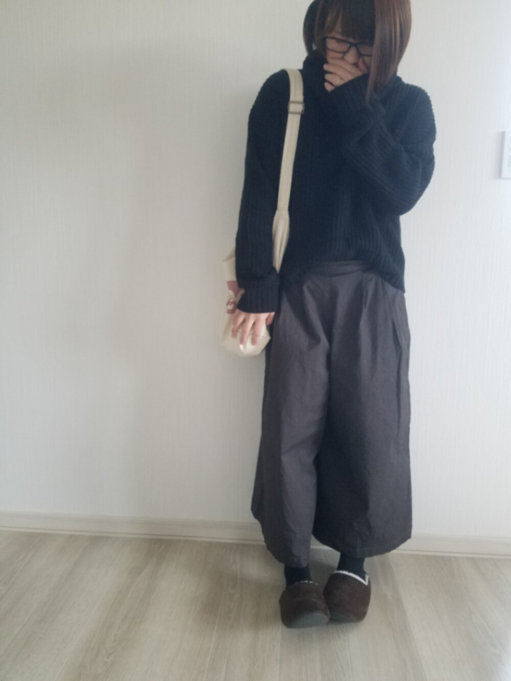 「秋冬、黒ニット、タートルネック、ゆるニット、ガウチョパンツ、キャンバスバッグ、LEE、モノトーンコーデ、ぽっちゃり、低身長」｜「Honeysのガウチョパンツ（その他パンツ、ブラック系）」を使った、律さん（レディース・153cm）の秋コーディネートの1枚目の写真