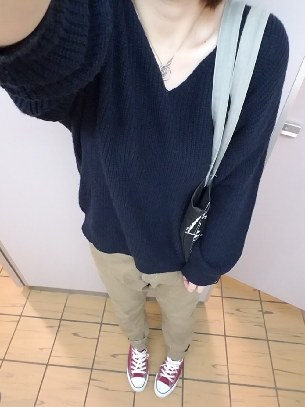 「秋冬、秋コーデ、休日スタイル、カジュアルコーデ、サルエルパンツ、チノパン、紺ニット、ぽっちゃり、低身長、converse」｜「しまむらのアイテム（ニット/セーター、ブルー系）」を使った、律さん（レディース・153cm）の秋コーディネートの1枚目の写真