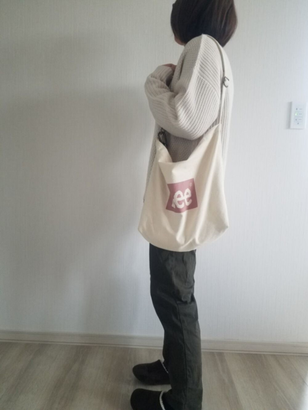 「ブーツ、ぽっちゃり、ぽっちゃりコーデ、秋冬コーデ、シンプルコーデ、白ニット、カーキパンツ、低身長、ハイネックニット、しまむら」｜「Honeysのハイネックケーブルニット（ニット/セーター、ホワイト系）」を使った、律さん（レディース・153cm）の秋コーディネートの1枚目の写真