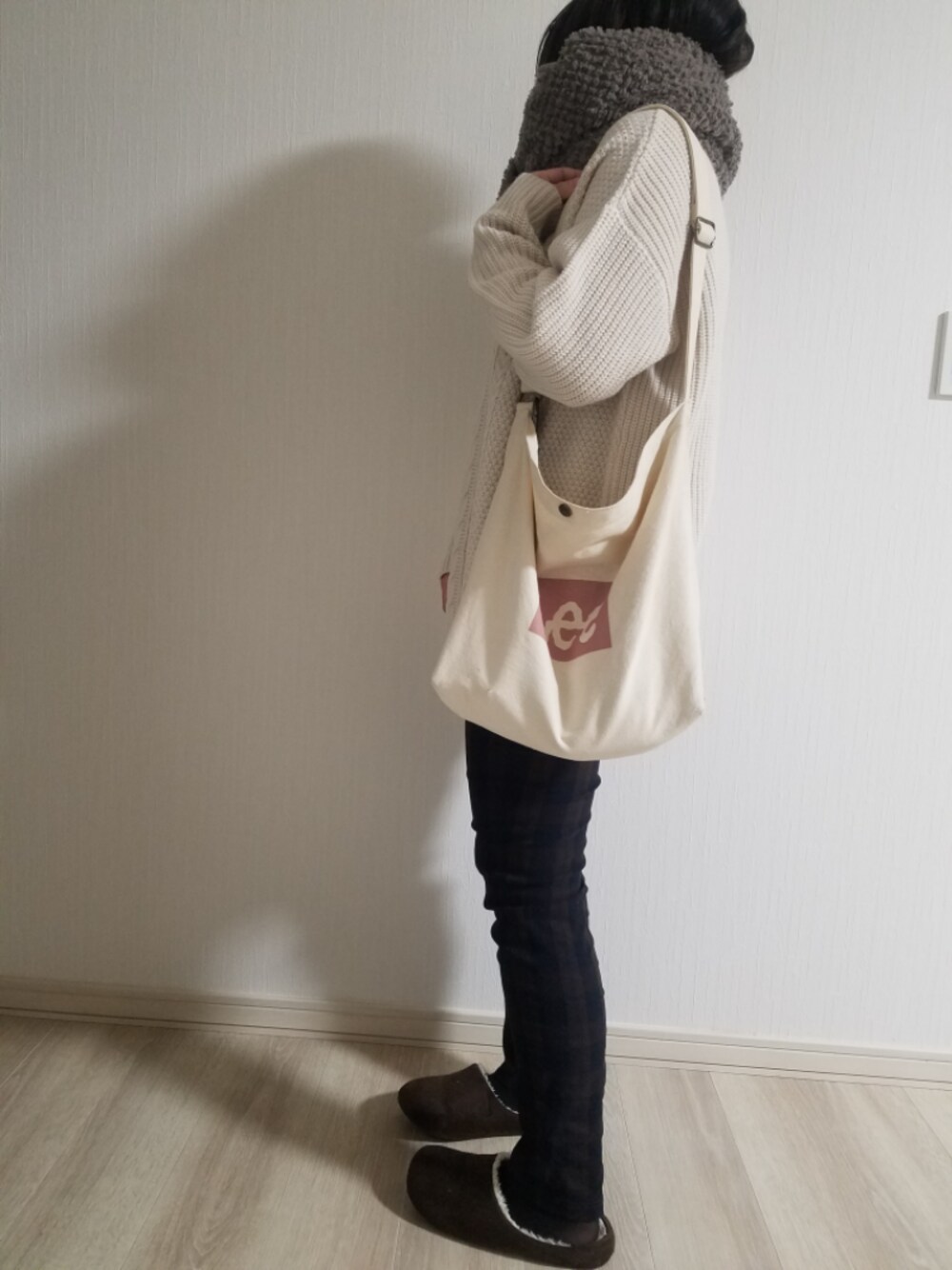 「大人カジュアル、ラクチンコーデ、秋のコーデ、冬コーデ、LEE、ハイネック、ニット、チェックパンツ、白ニット、ぽっちゃり」｜「Honeysのハイネックケーブルニット（ニット/セーター、ホワイト系）」を使った、律さん（レディース・153cm）の冬コーディネートの1枚目の写真