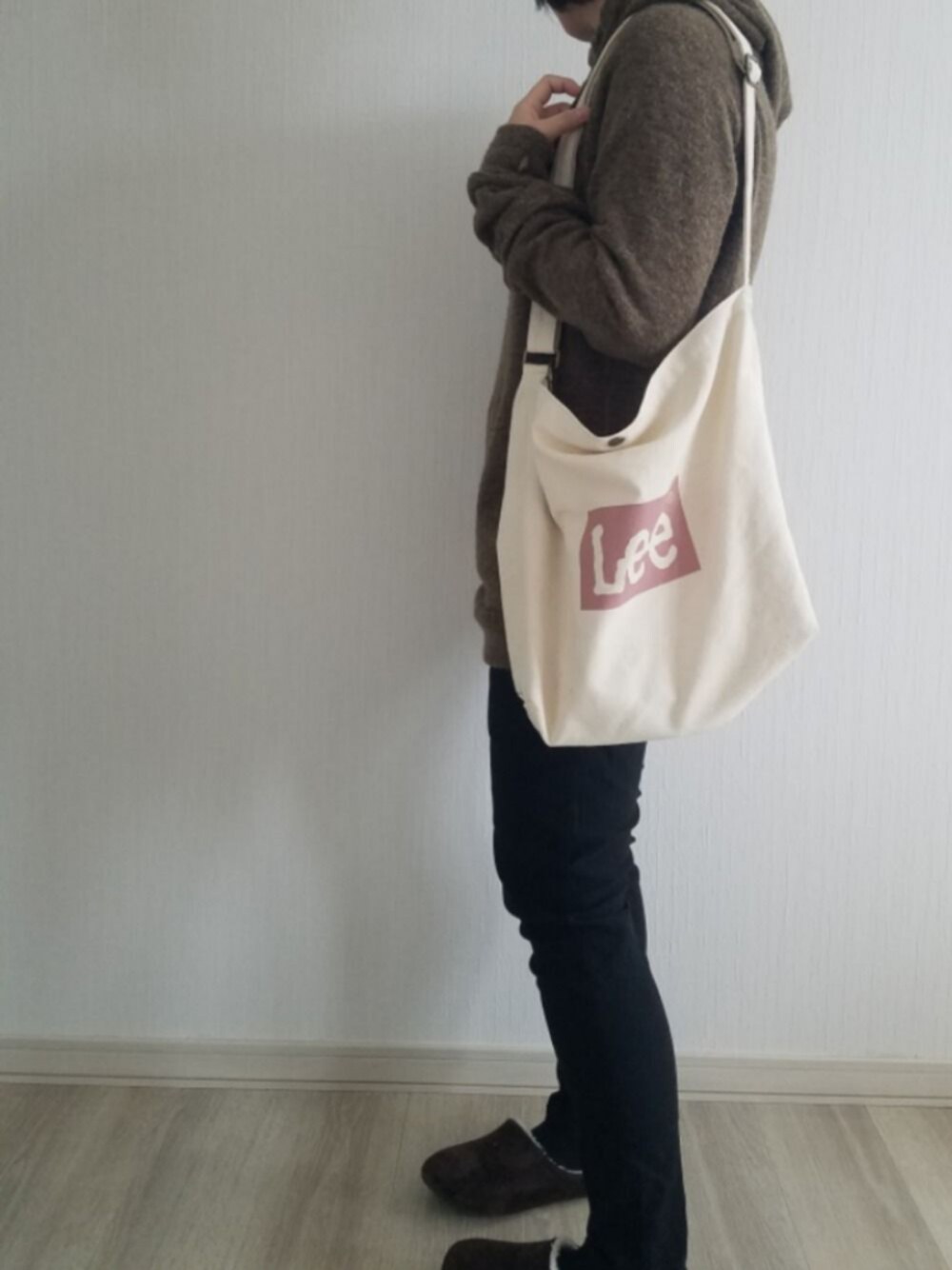 「冬、シンプルコーデ、ニットパーカー、andit_、LEE、プチプラ、ラフ、パーカー、キャンバスバッグ、ぽっちゃり」｜「UNIQLOのアイテム（その他シューズ、ブラウン系）」を使った、律さん（レディース・153cm）の冬コーディネートの1枚目の写真