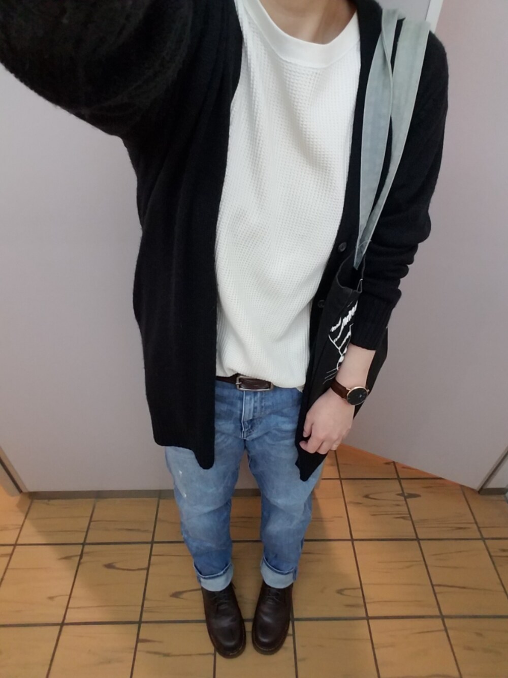 「UNIQLO、ワッフルクルーネックＴ、デニム、ダメージデニムパンツ、ダニエルウェリントン、黒カーディガン、ぽっちゃり、低身長、ブーツ」｜「UNIQLOのワッフルクルーネックT（Tシャツ/カットソー、ホワイト系）」を使った、律さん（レディース・153cm）の冬コーディネートの1枚目の写真