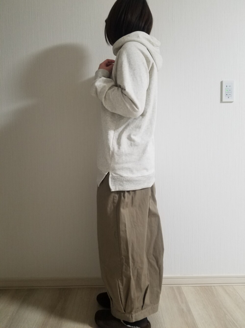 ベージュ系のその他パンツ、ホワイト系のパーカー、ブラウン系のその他シューズを着用したレディースの冬コーディネートの1枚目の写真