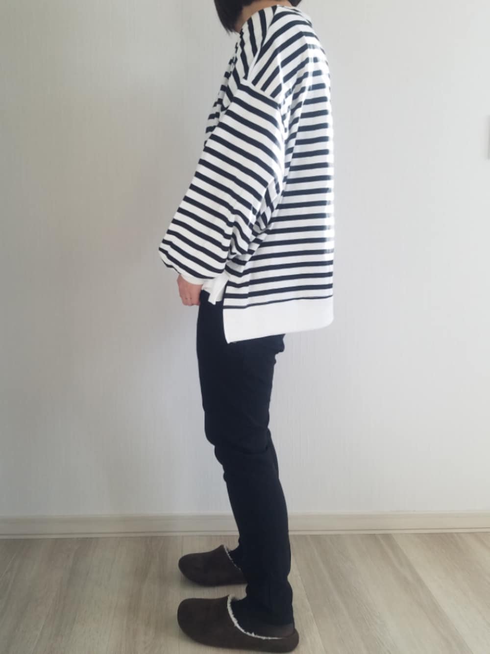ブラック系のその他パンツ、その他のTシャツ/カットソー、ブラウン系のその他シューズを着用したレディースの冬コーディネートの1枚目の写真