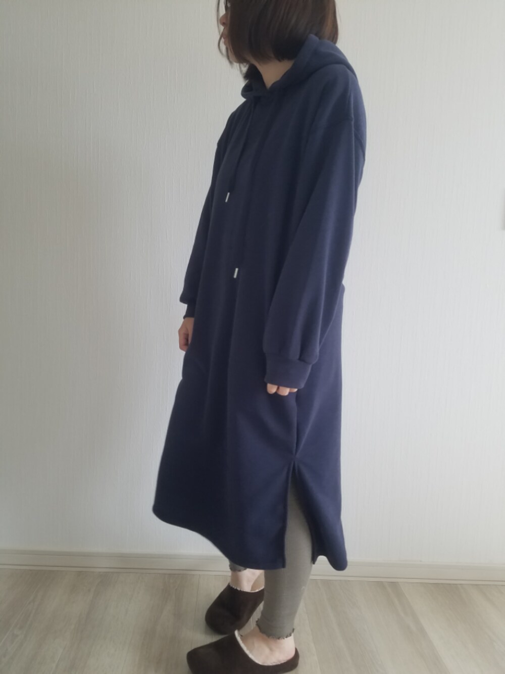 「シンプル、大人カジュアル、プチプラコーデ、ゆるコーデ、ぽっちゃり、低身長、低身長コーデ、パーカーワンピース、ワンピース、リブレギンス」｜「studio CLIPの裏起毛フーディワンピース（ワンピース、ブルー系）」を使った、律さん（レディース・153cm）の春コーディネートの1枚目の写真
