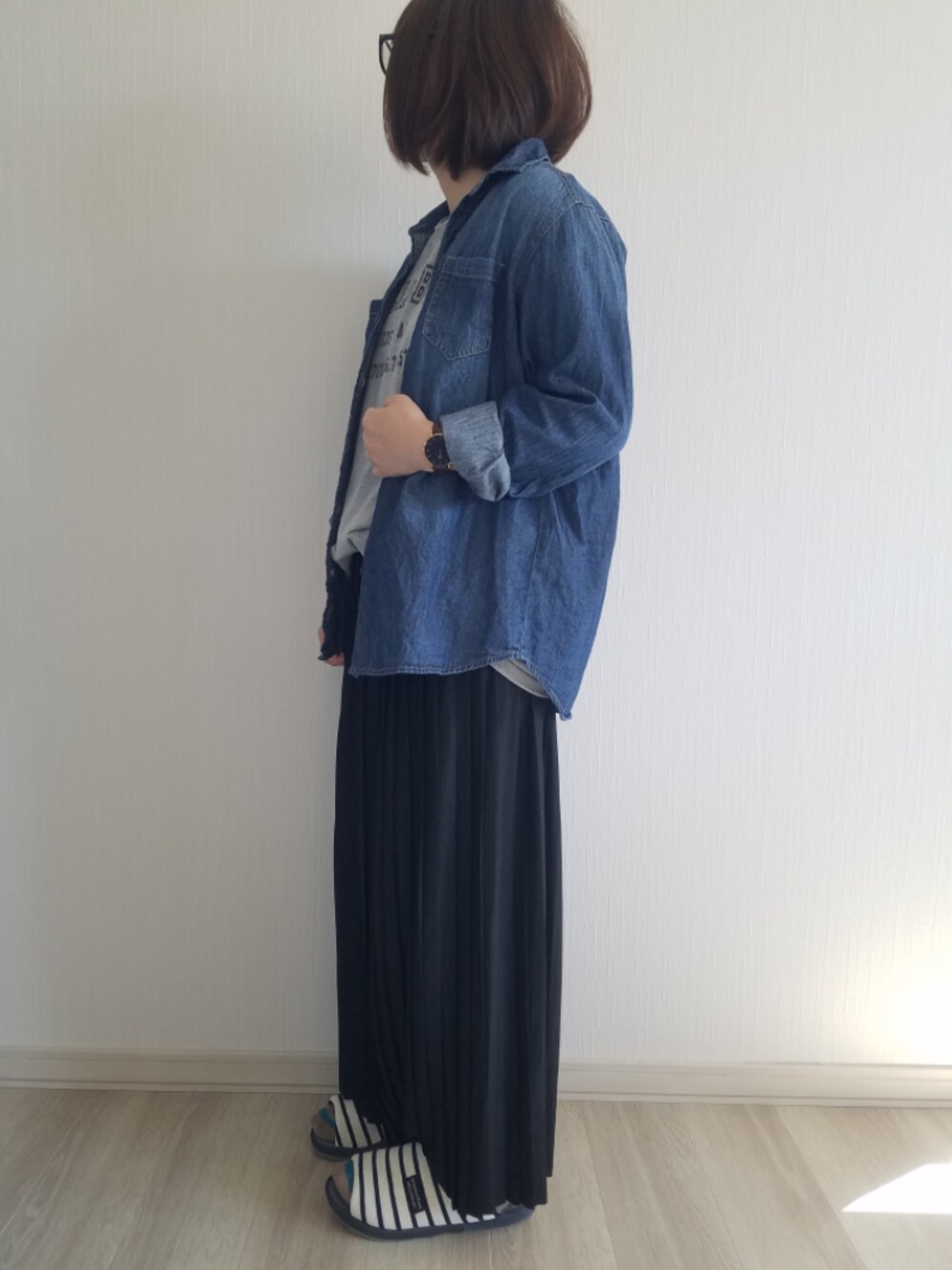 「ぽっちゃり、低身長、デニムシャツ、プリーツスカート、スカーチョ、ビッグT、カジュアルコーデ、はるコーデ、キャンバスバッグ、今日のコーデ」｜「しまむらのアイテム（その他パンツ、ブラック系）」を使った、律さん（レディース・153cm）の春コーディネートの1枚目の写真