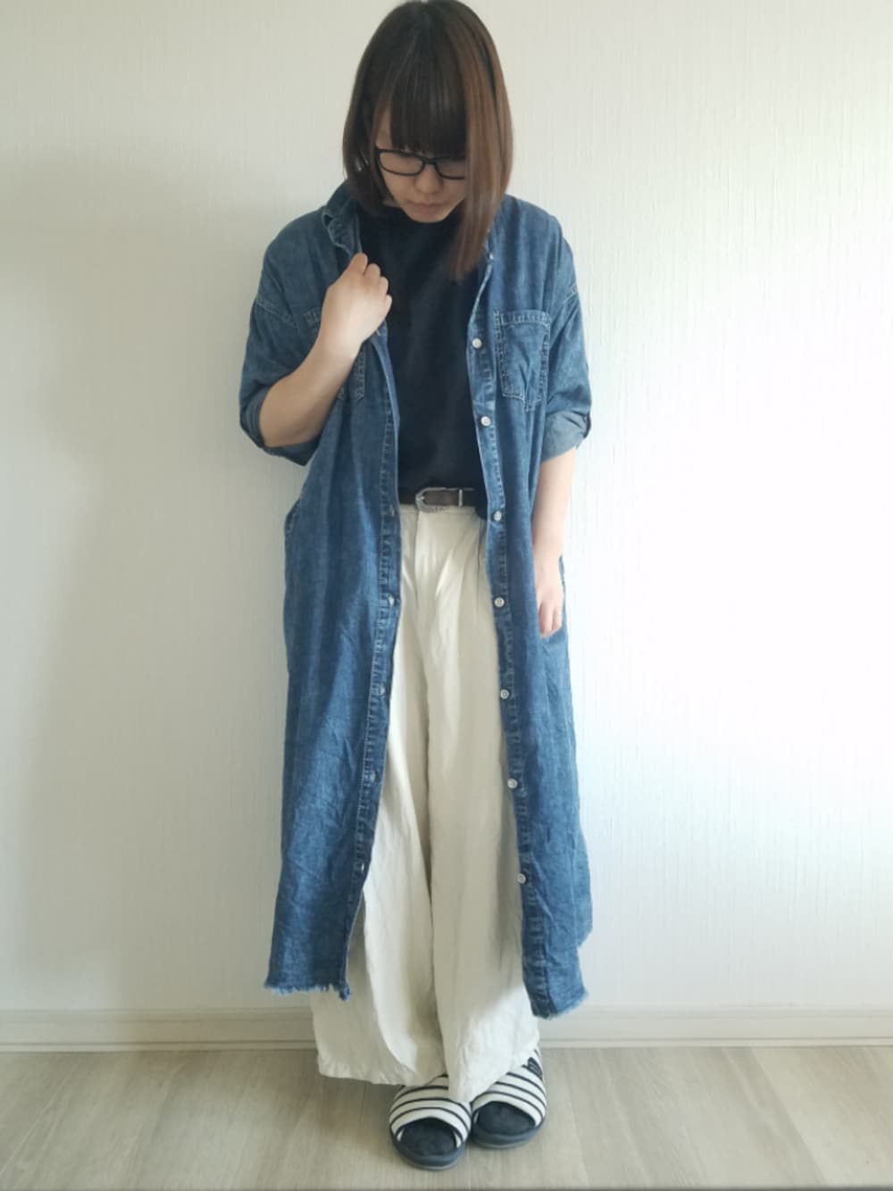 「カジュアル、リネンパンツ、リネンワイドパンツ、デニムシャツワンピース、デニムシャツ、今日のコーデ、ワイドパンツ、ぽっちゃり、低身長、GU」｜「earth music&ecologyの・BIG/T（Tシャツ/カットソー、ブラック系）」を使った、律さん（レディース・153cm）の春コーディネートの1枚目の写真
