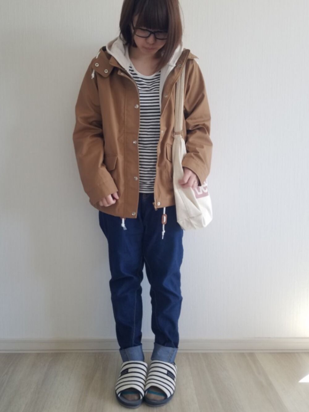 「春、休日スタイル、ぽっちゃり、低身長、低身長コーデ、マウンテンパーカー、サルエルデニム、プチプラ、デニム、シンプル」｜「Mac-Houseのマウンテンパーカー（マウンテンパーカー、ベージュ系）」を使った、律さん（レディース・153cm）の春コーディネートの1枚目の写真