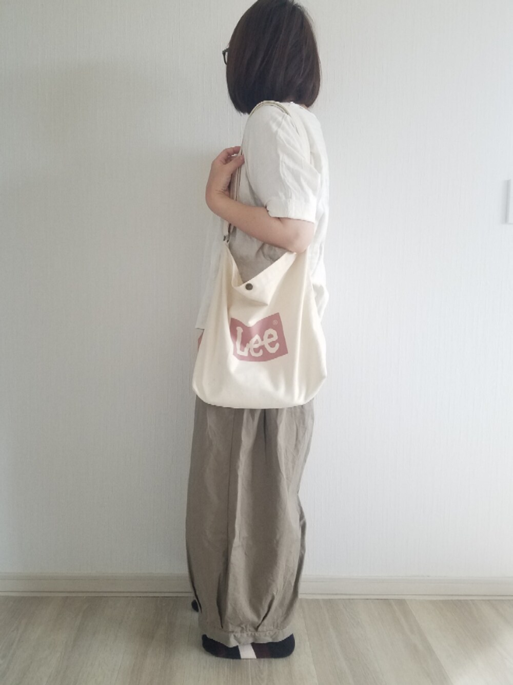 「大人カジュアル、サーカスパンツ、リネントップス、リネン、LEE、ぽっちゃり、低身長、低身長コーデ、プチプラ、はるコーデ」｜「and it_のドルマンプルオーバー（Tシャツ/カットソー、ホワイト系）」を使った、律さん（レディース・153cm）の春コーディネートの1枚目の写真