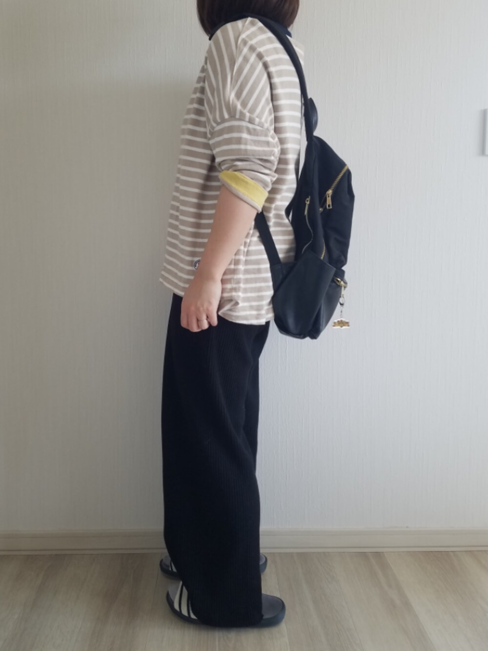 「春コーデ、リブワイドパンツ、リブパンツ、リュック、ぽっちゃり、低身長、ボーダー、黒ボトム、春、シンプルコーデ」｜「Auntie Rosa Holidayの【Holiday】リブニットソーワイドパンツ（その他パンツ、ブラック系）」を使った、律さん（レディース・153cm）の春コーディネートの1枚目の写真