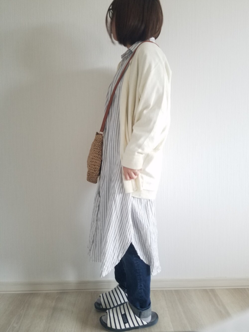 「ぽっちゃり、低身長、ドルマンカーデ、シャツワンピース、ストライプ、デニムパンツ、デニム、かごバッグ、白カーディガン、ゆるコーデ」｜「LAVEANGEのラウンドポシェットバッグ（かごバッグ、ベージュ系）」を使った、律さん（レディース・153cm）の春コーディネートの1枚目の写真