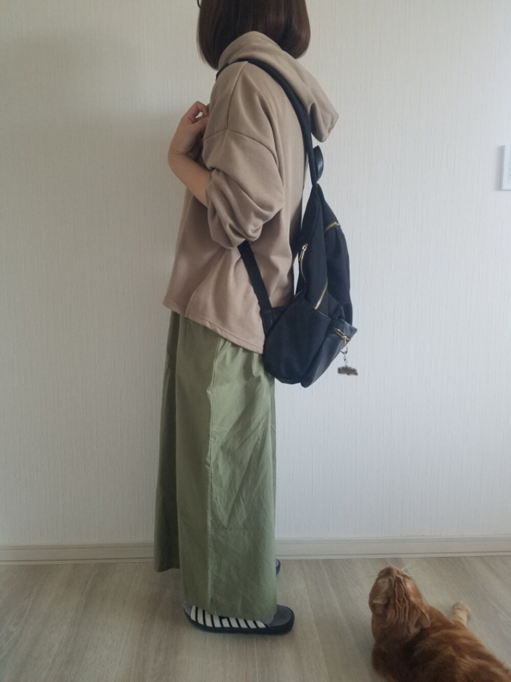 「カジュアルコーデ、プチプラコーデ、パーカー、ぽっちゃり、低身長コーデ、低身長、ワイドパンツ、カーキパンツ、ゆるコーデ、ベージュパーカー」｜「Samansa Mos2 blueのポプリンパンツ（その他パンツ、グリーン系）」を使った、律さん（レディース・153cm）の春コーディネートの1枚目の写真