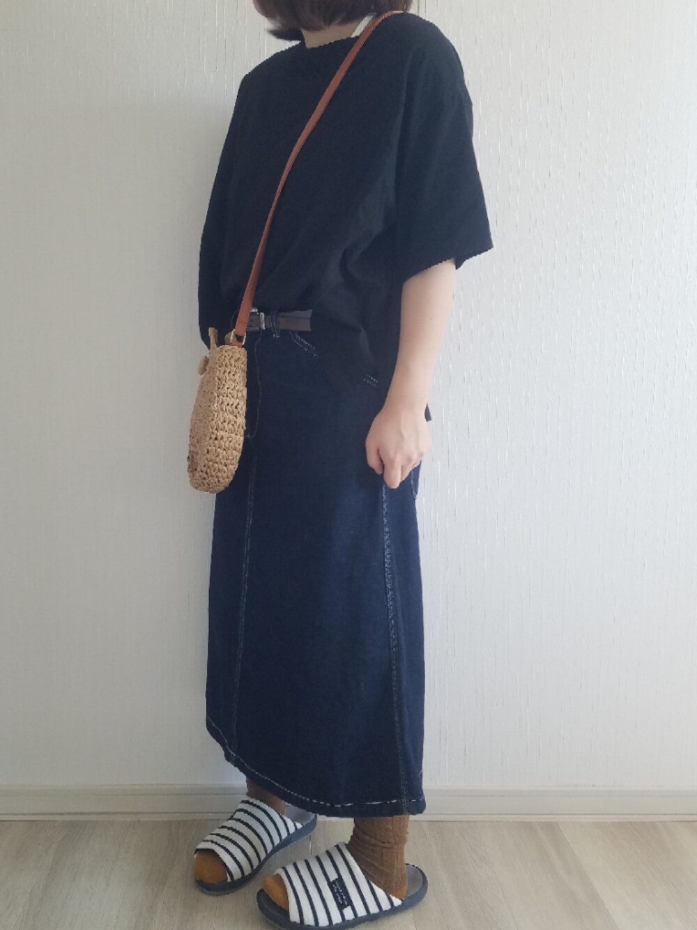 「休日スタイル、プチプラ、ぽっちゃり、低身長、モノトーン、デニムスカート、今日のコーデ、かごバッグ、ショルダーバッグ、カジュアル」｜「LAVEANGEのラウンドポシェットバッグ（かごバッグ、ベージュ系）」を使った、律さん（レディース・153cm）の春コーディネートの1枚目の写真