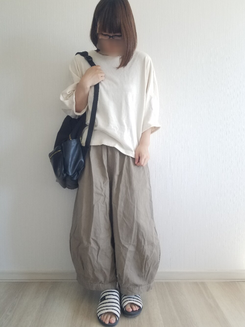 「カジュアルコーデ、だぼだぼ、サーカスパンツ、ぽっちゃり、低身長、低身長コーデ、プチプラコーデ、ナチュラル、ベージュパンツ、ベージュ」｜「zakanakaのアイテム（Tシャツ/カットソー、ホワイト系）」を使った、律さん（レディース・153cm）の春コーディネートの1枚目の写真
