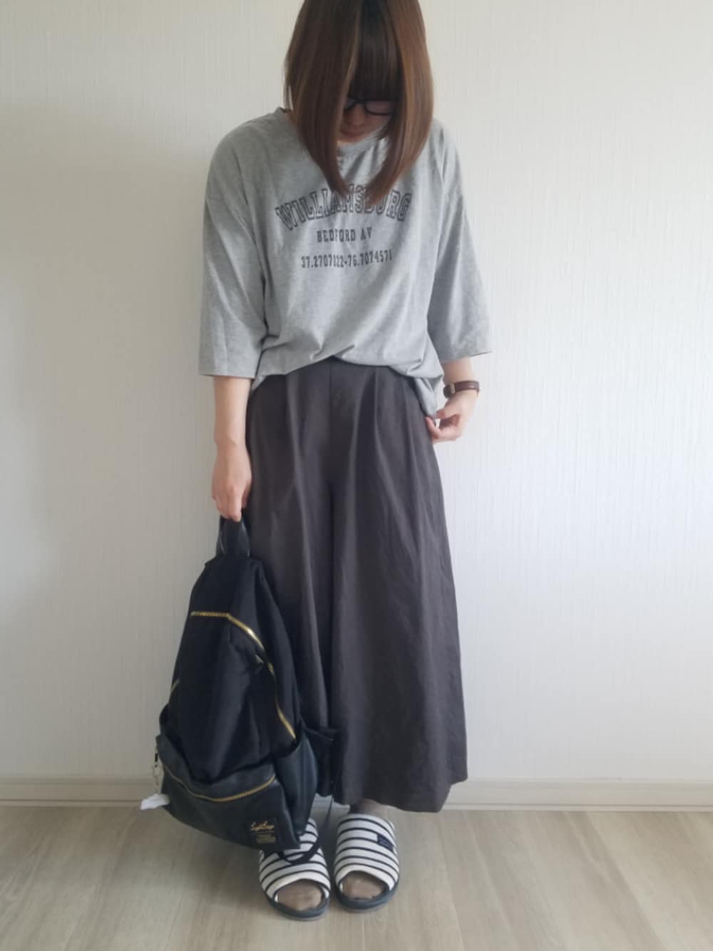 「ぽっちゃり、低身長、ロゴT、ガウチョパンツ、春夏コーデ、プチプラコーデ、カジュアルコーデ、モノトーンコーデ、おでかけ、シンプルコーデ」｜「Samansa Mos2 blueのルーズロゴTee（Tシャツ/カットソー、グレー系）」を使った、律さん（レディース・153cm）の夏コーディネートの1枚目の写真