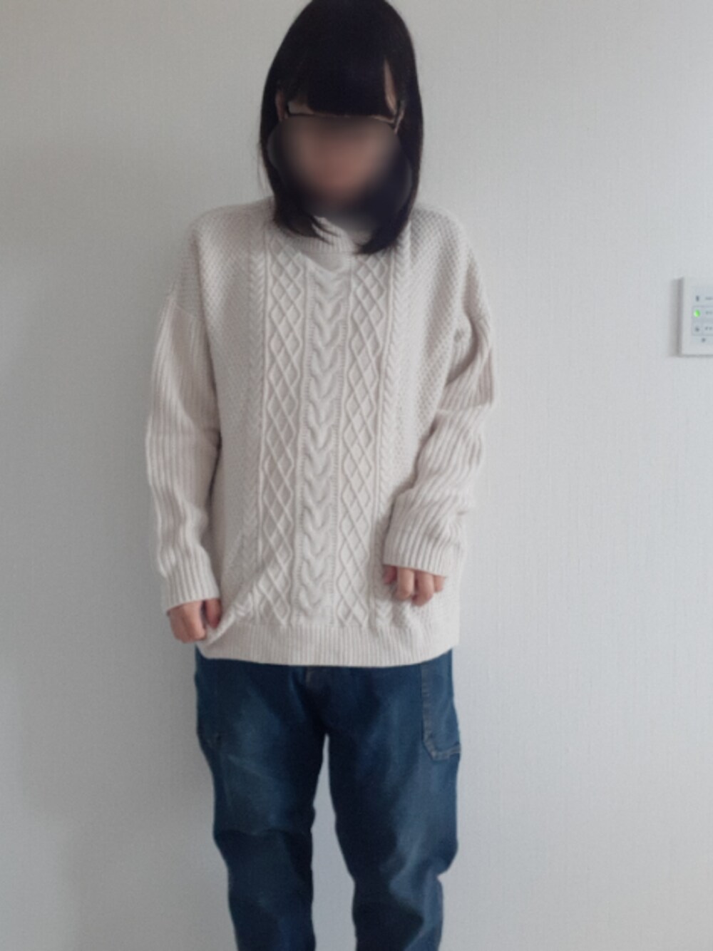 「秋、ゆるコーデ、マタニティ、プチプラ、サルエルデニム、デニム、ぽっちゃり、ナチュラル、低身長コーデ」｜「Honeysのハイネックケーブルニット（ニット/セーター、ホワイト系）」を使った、律さん（レディース・153cm）の秋コーディネートの1枚目の写真
