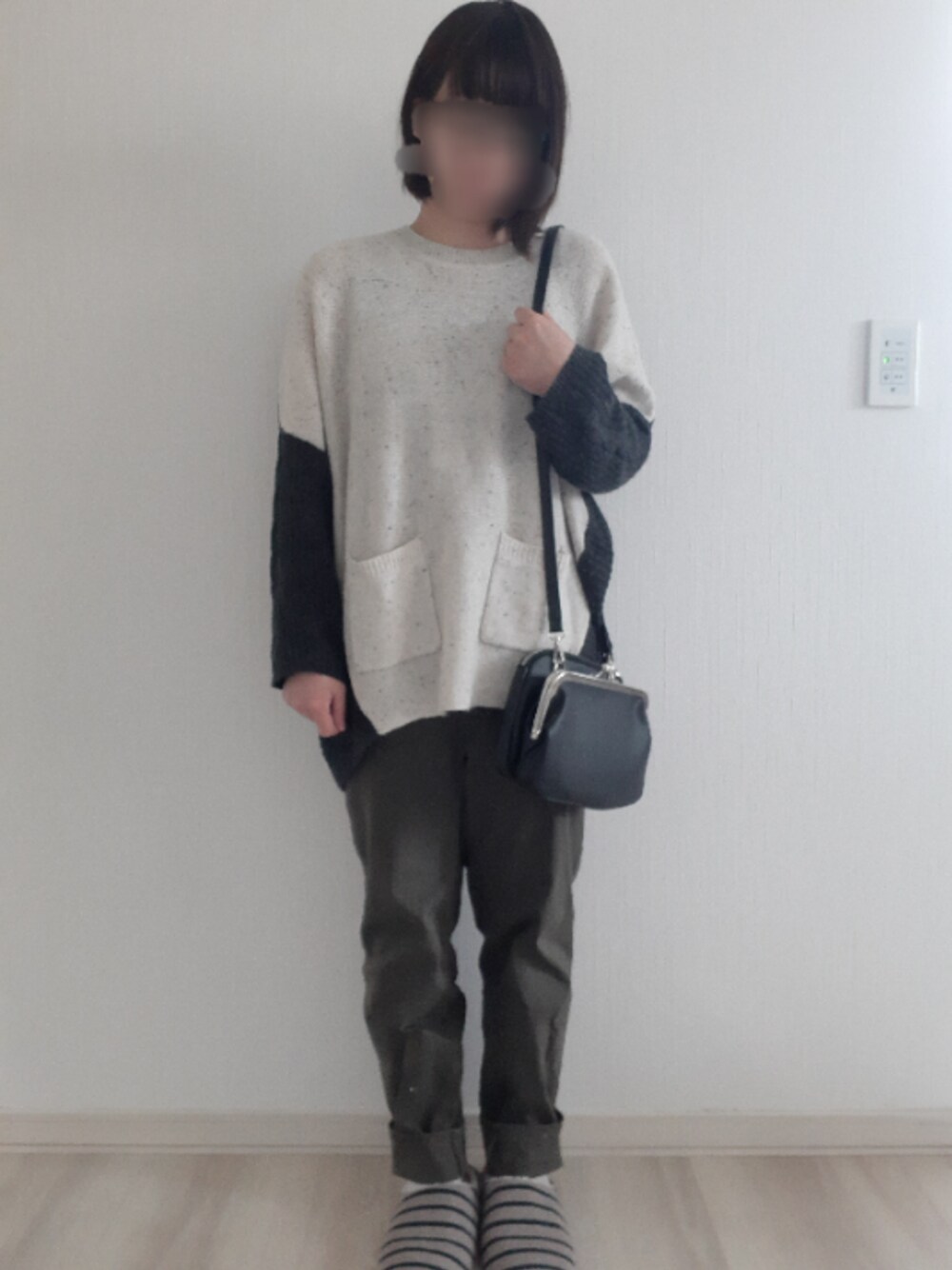「オトナカジュアル、カーキパンツ、ぽっちゃり、低身長、低身長コーデ、ニット、ママコーデ、プチプラコーデ、はるコーデ」｜「and it_のがま口ショルダーバッグ（ショルダーバッグ、ブラック系）」を使った、律さん（レディース・153cm）の春コーディネートの1枚目の写真