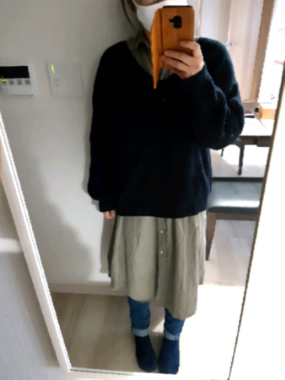 「秋のコーデ、大人カジュアル、ぽっちゃり、GUマスク、今日のコーデ、シャツワンピ、ニット、デニム、スキニーデニム、低身長」｜「GUのリネンブレンドシャツワンピース（シャツワンピース、グリーン系）」を使った、律さん（レディース・153cm）の秋コーディネートの1枚目の写真
