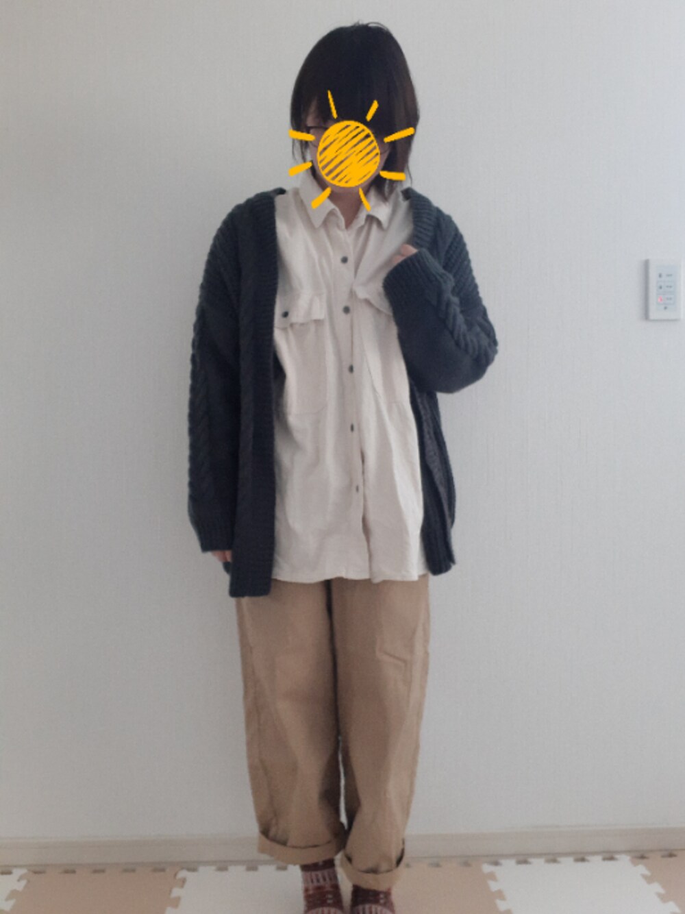 「しまむら、and it_、ベージュパンツ、ワークシャツ、キナリ、ぽっちゃり、低身長、ゆるコーデ、ケーブルカーディガン、ママコーデ」｜「and it_のアイテム（チノパンツ、ベージュ系）」を使った、律さん（レディース・153cm）の冬コーディネートの1枚目の写真