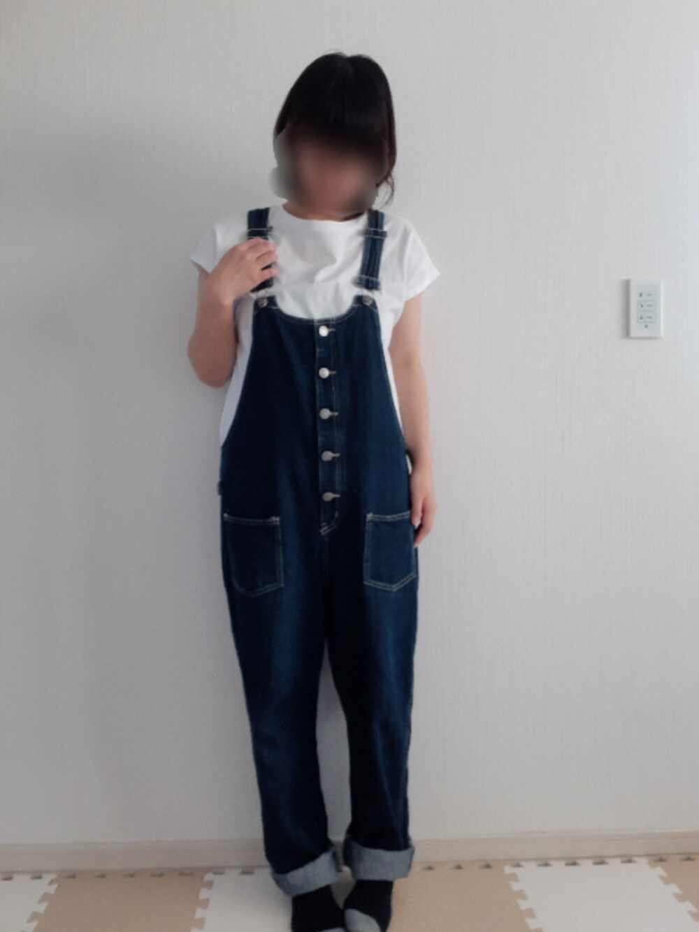 「大人カジュアル、ぽっちゃり、春、プチプラコーデ、低身長コーデ、ラクチンコーデ、オーバーオール、サロペット、フロントボタン、白Tシャツ」｜「and it_のフロントボタンデニムサロペット（サロペット/オーバーオール、ブルー系）」を使った、律さん（レディース・153cm）の春コーディネートの1枚目の写真