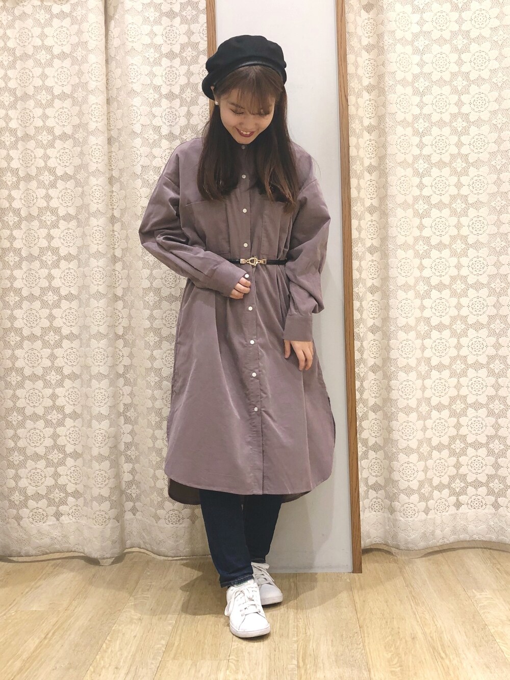 パープル系のワンピース、ブルー系のその他パンツ、ブラウン系のハンチング/ベレー帽を着用したレディースの秋コーディネートの1枚目の写真